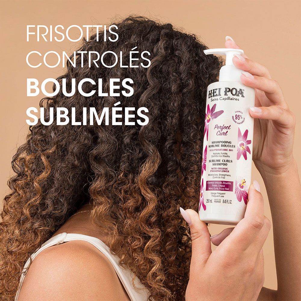 Shampooing Sublime Boucles HEI POA. Texte: Frisottis contrôlés, boucles sublimées. Produit avec pompe.