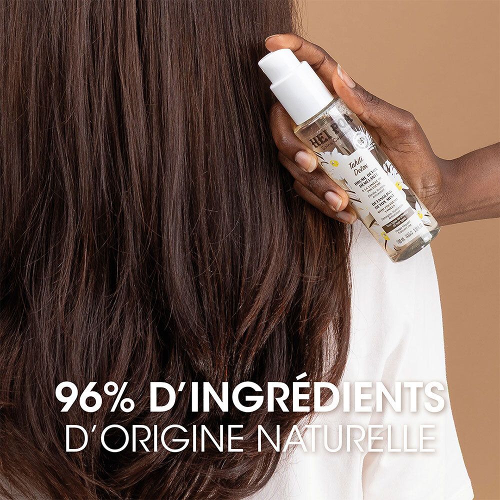 Application de HEI POA Tahiti Detox Brume Detox Démêlante sur les cheveux. Texte: 96% ingrédients d'origine naturelle.