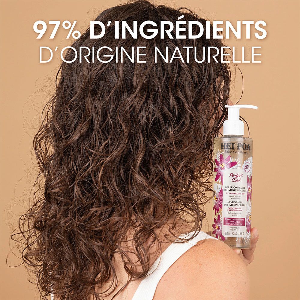 HEI POA Perfect Curl Gelée Coiffante. Produit avec 97% d'ingrédients d'origine naturelle. Femme avec des boucles.