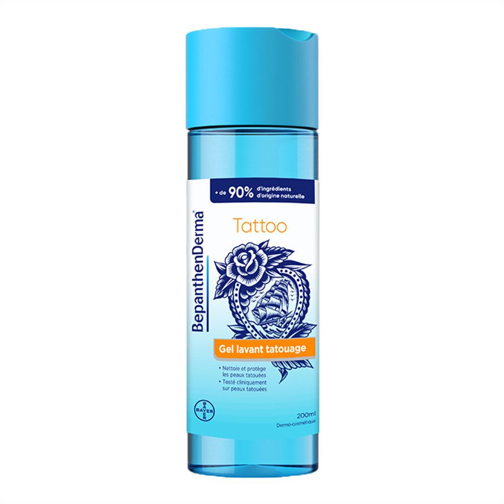 Flacon cylindrique bleu. Inscription BepanthenDerma Tattoo Gel Lavant. Contient 90% d'ingrédients d'origine naturelle. Logo de tatouage.