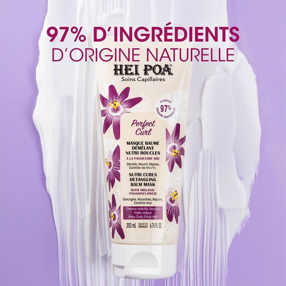 Tube de produit avec texte: 97% d'ingrédients d'origine naturelle. HEI POA Perfect Curl. Texture crème en arrière-plan.