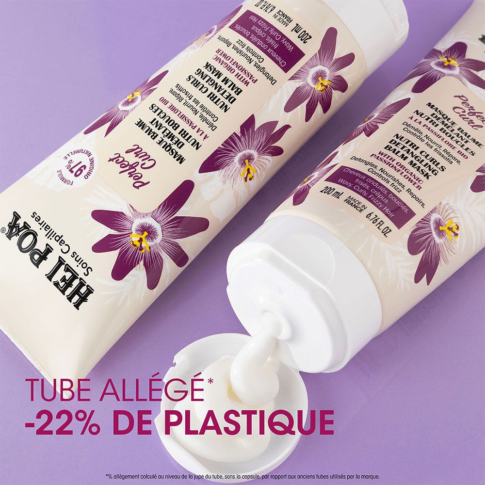Deux tubes de produit. Texte: Tube allégé -22% de plastique. HEI POA Perfect Curl. Crème sortant du tube.
