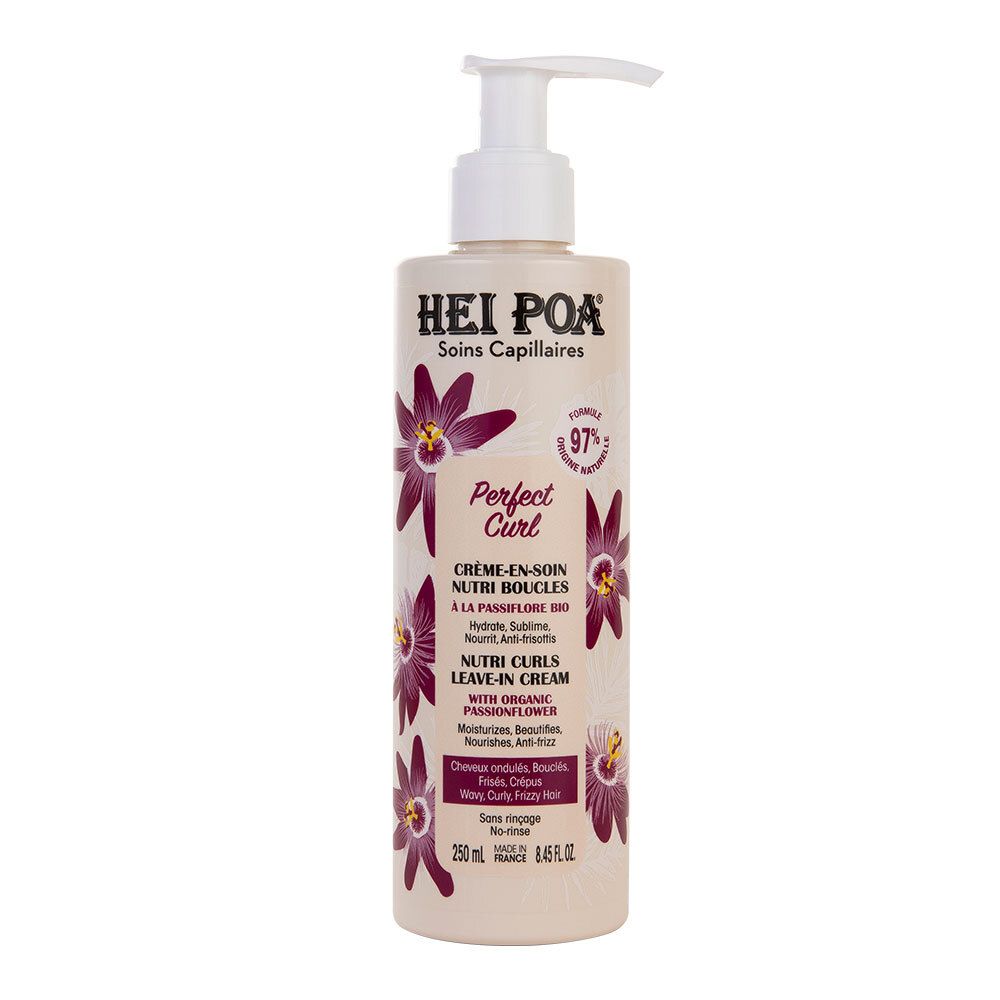Flacon beige avec pompe. Inscription: HEI POA, Perfect Curl, Crème-en-Soin Nutri Boucles. Contient 250 ml.