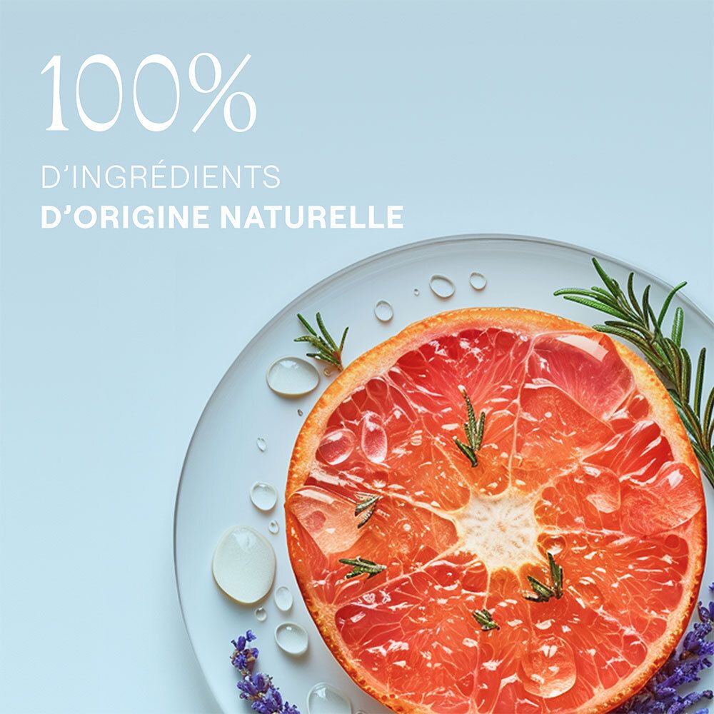Moitié de pamplemousse coupé sur une assiette avec des brins de romarin et de lavande. Texte : "100% D'INGRÉDIENTS D'ORIGINE NATURELLE".