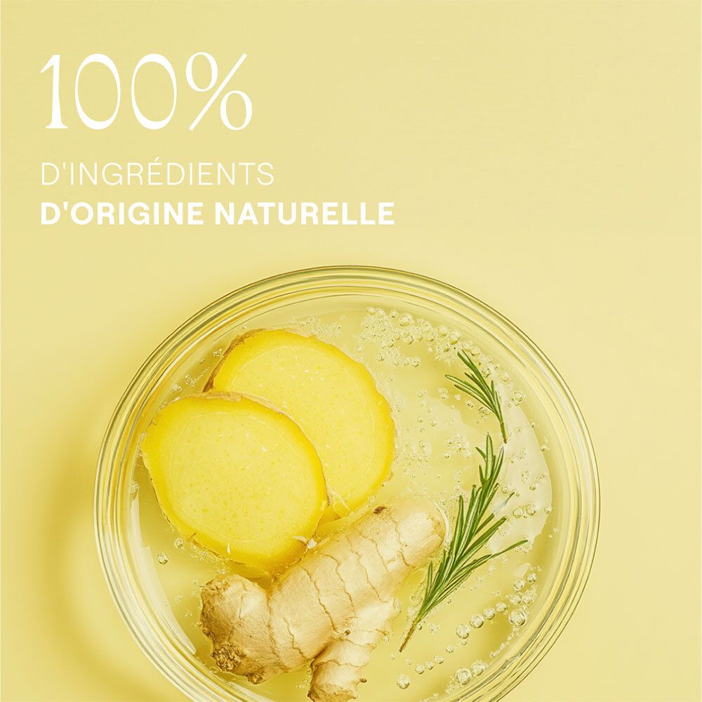 Récipient en verre avec gingembre et brins de romarin dans un liquide. Fond jaune. Texte: 100% d'ingrédients d'origine naturelle.
