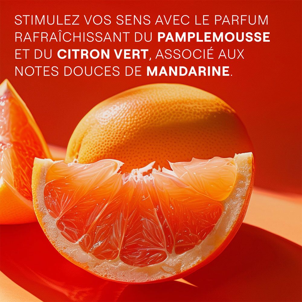 Gros plan sur des moitiés de pamplemousse. Fond orange.