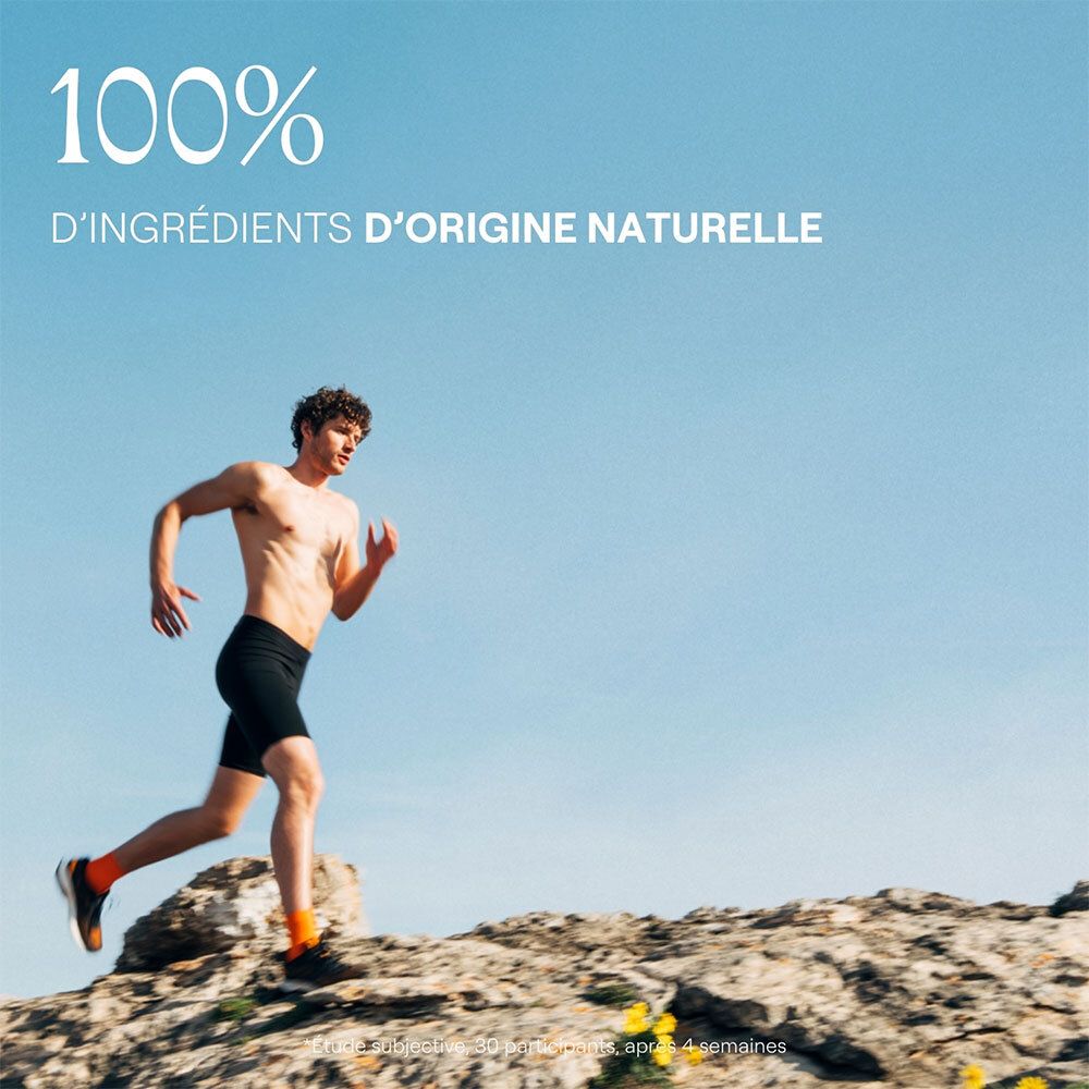 Homme courant sur une montagne. Texte: 100% ingrédients d'origine naturelle. Ciel bleu.