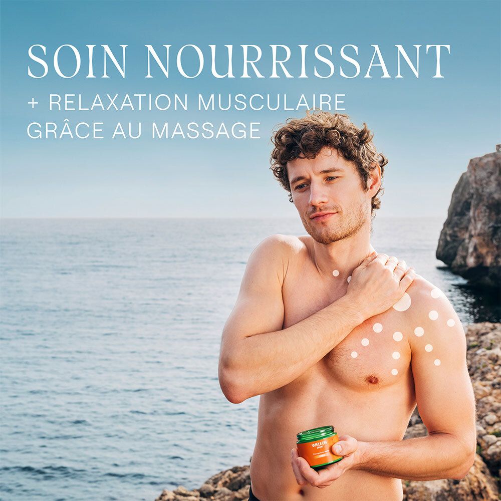 Homme sur la plage tenant un pot de Weleda Sport Massage Body Butter. Texte: Soin Nourrissant + Relaxation Musculaire grâce au massage.