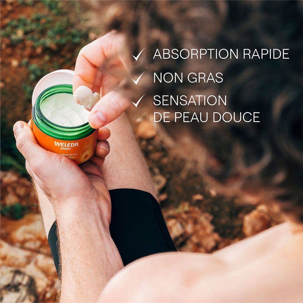 Mains tenant un pot de Weleda Sport Massage Body Butter. Texte: Absorption Rapide, Non Gras, Sensation de Peau Douce.