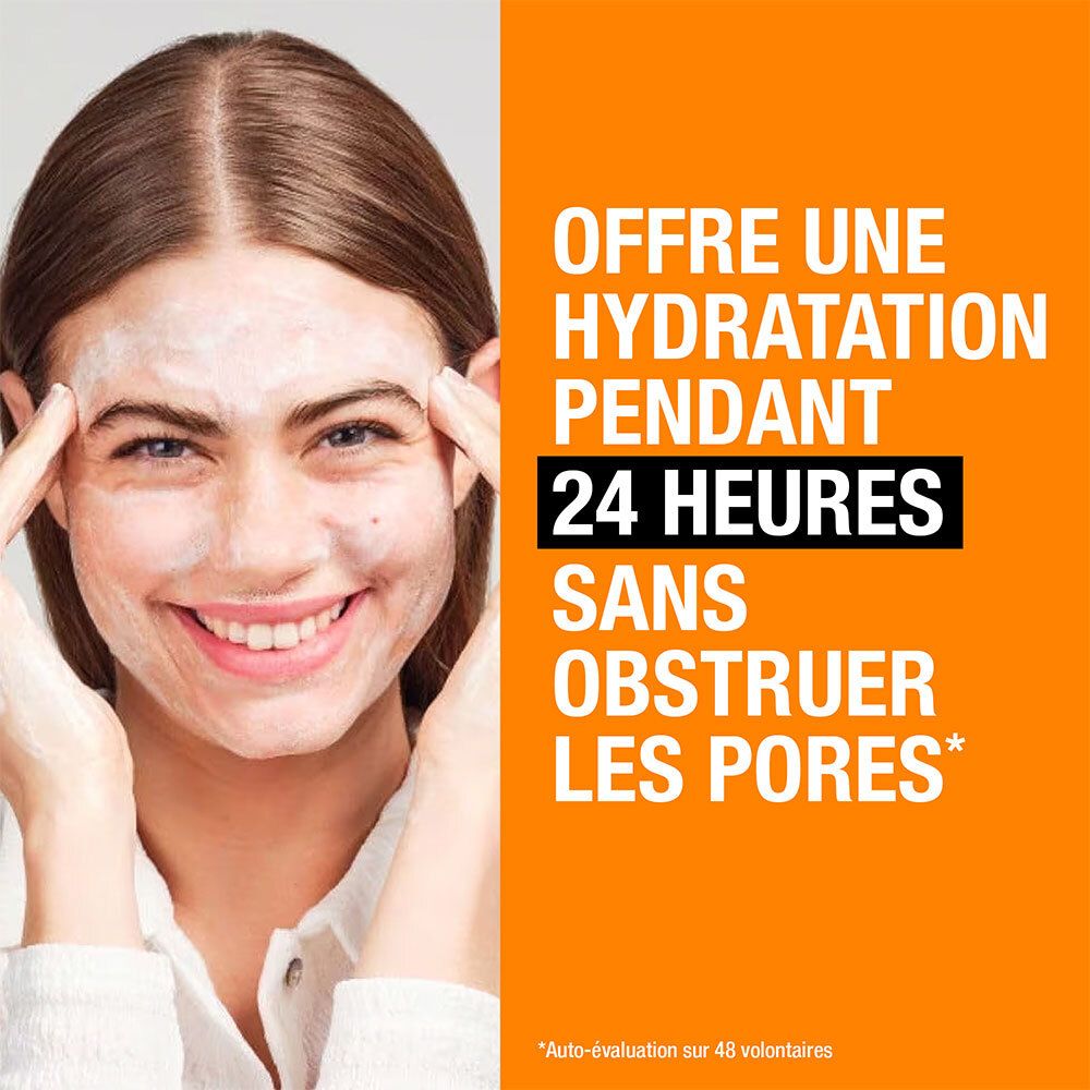 Femme appliquant de la crème. Texte: Offre une hydratation pendant 24 heures sans obstruer les pores.