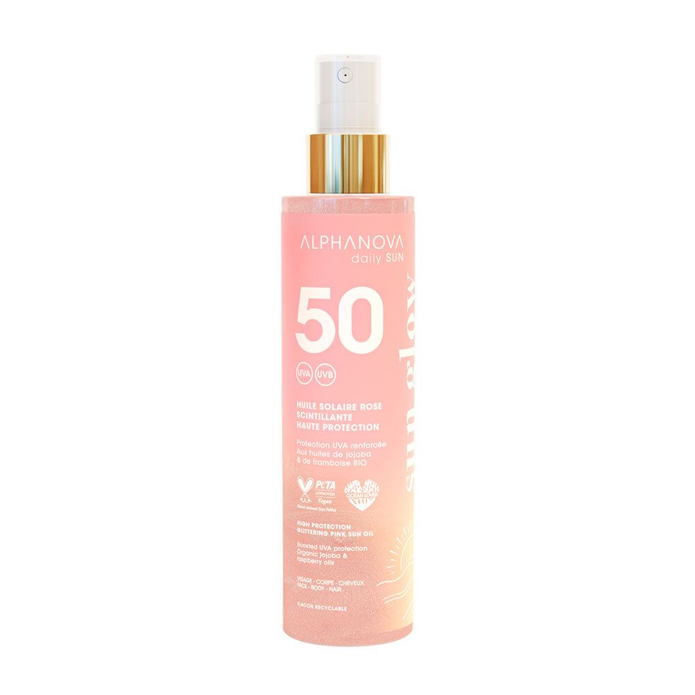 Flacon de spray d'huile solaire rose avec bouchon doré. Inscription : Alphanova, 50 SPF, Sun Glow. Logo vegan.