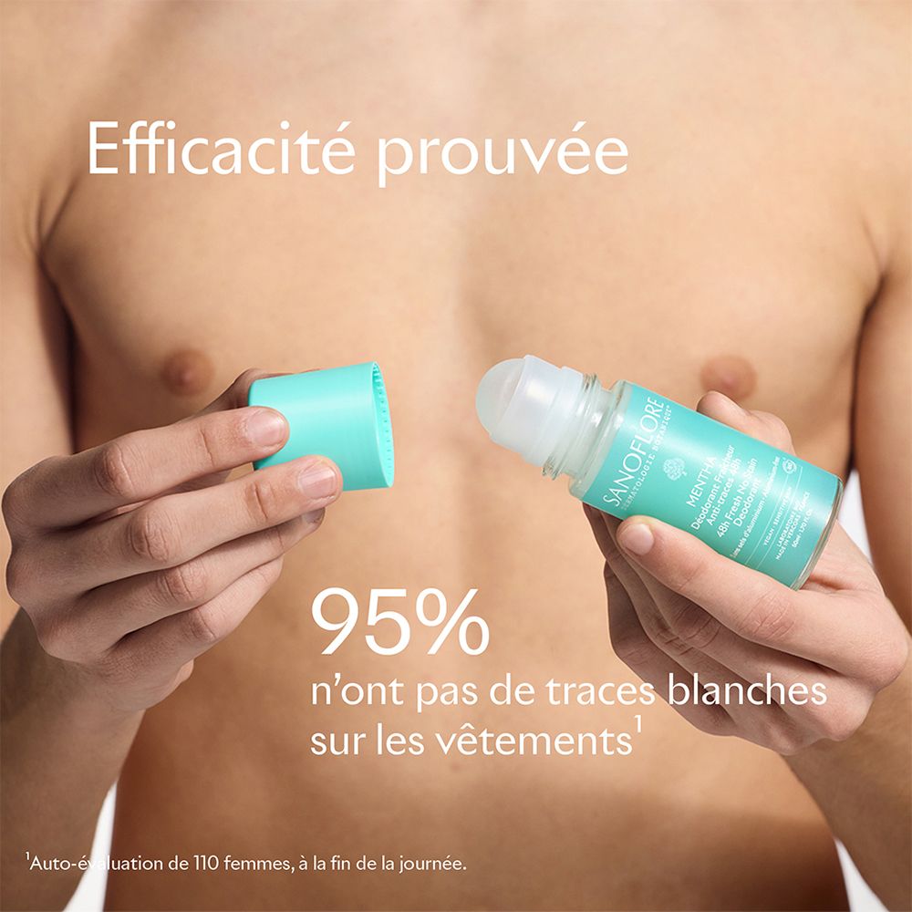 Personne tenant un déodorant roll-on et son bouchon. Texte: Efficacité prouvée, 95% pas de traces blanches sur les vêtements.