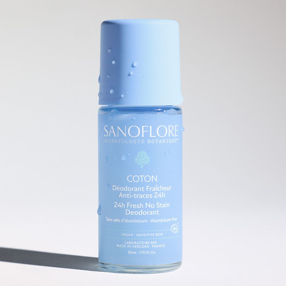 Roll-on déodorant bleu clair Sanoflore. Gouttes d'eau sur le bouchon. Texte: Coton, 24H Fresh No Stain Deodorant.