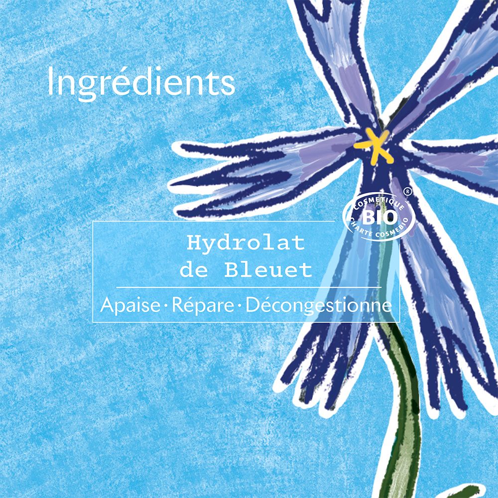 Gros plan sur une fleur. Texte : 'Ingrédients' et 'Hydrolat de Bleuet'. Certification bio. Apaise, répare, décongestionne.