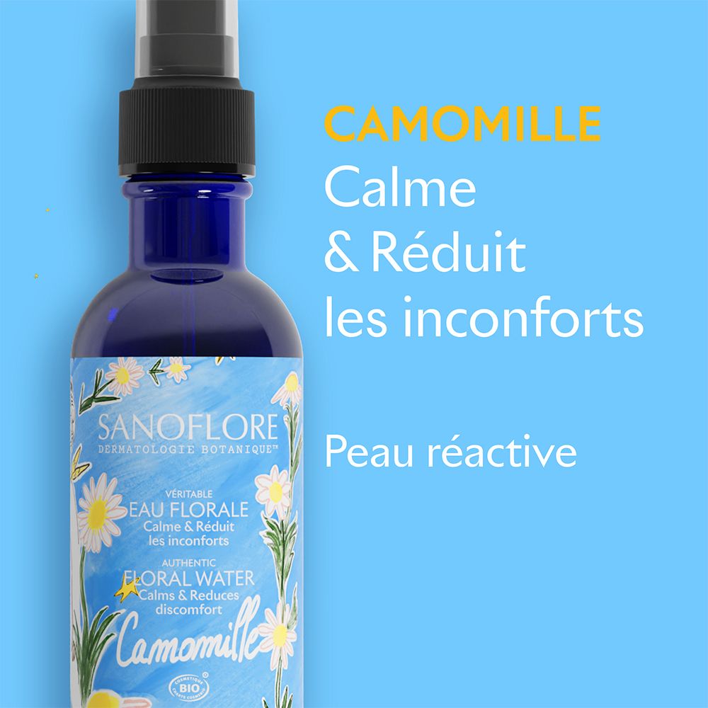 Gros plan sur la bouteille. Texte: CAMOMILLE, Calme & Réduit les inconforts, Peau réactive. SANOFLORE.