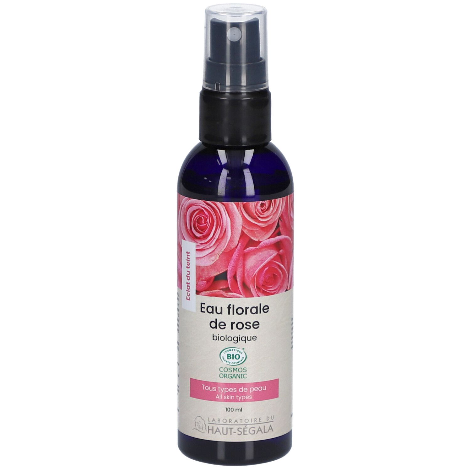 Flacon bleu transparent avec vaporisateur. Étiquette avec motif de roses et texte: Eau florale de rose biologique. Certification bio.