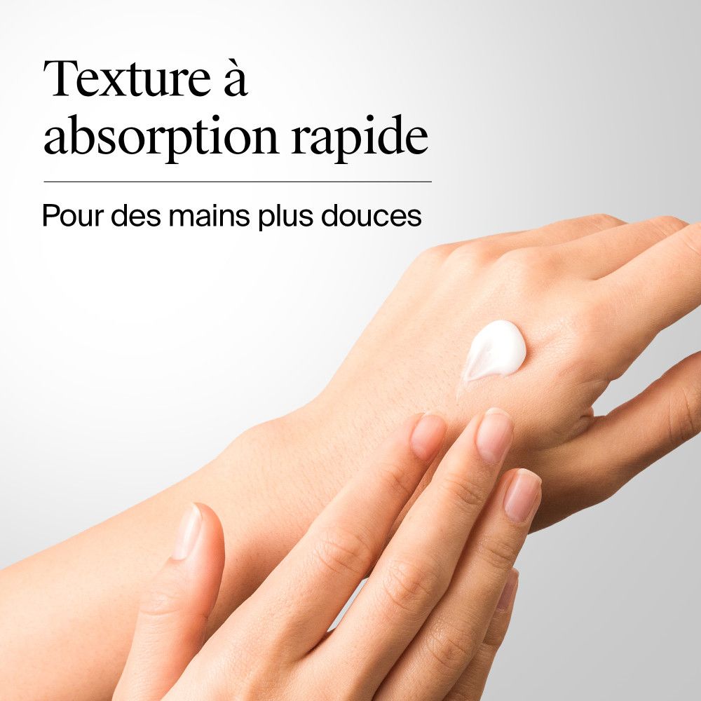 Main avec crème. La crème est appliquée sur la peau. Absorption rapide. Pour des mains plus douces.