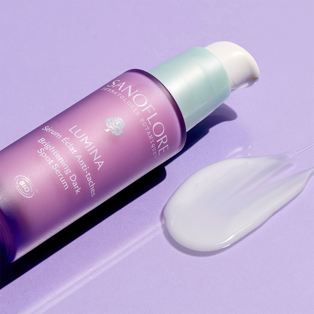 Flacon et goutte de sérum. Inscriptions: SANOFLORE, LUMINA Sérum Eclat Anti-tâches. Certification BIO.