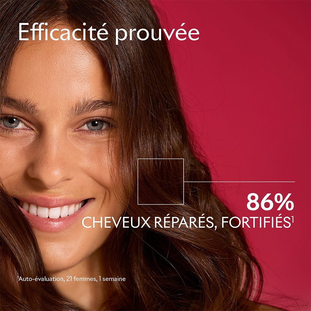 Femme aux cheveux bruns. Texte: 86% de cheveux réparés et fortifiés. Auto-évaluation, 21 femmes, 1 semaine.