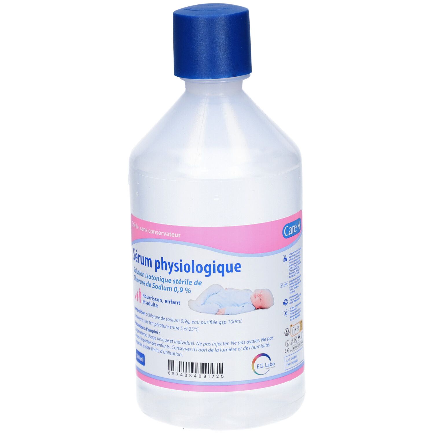 Flacon de sérum physiologique avec bouchon bleu. Étiquette rose avec texte, illustration de bébé et logo Care+. 500 ml.