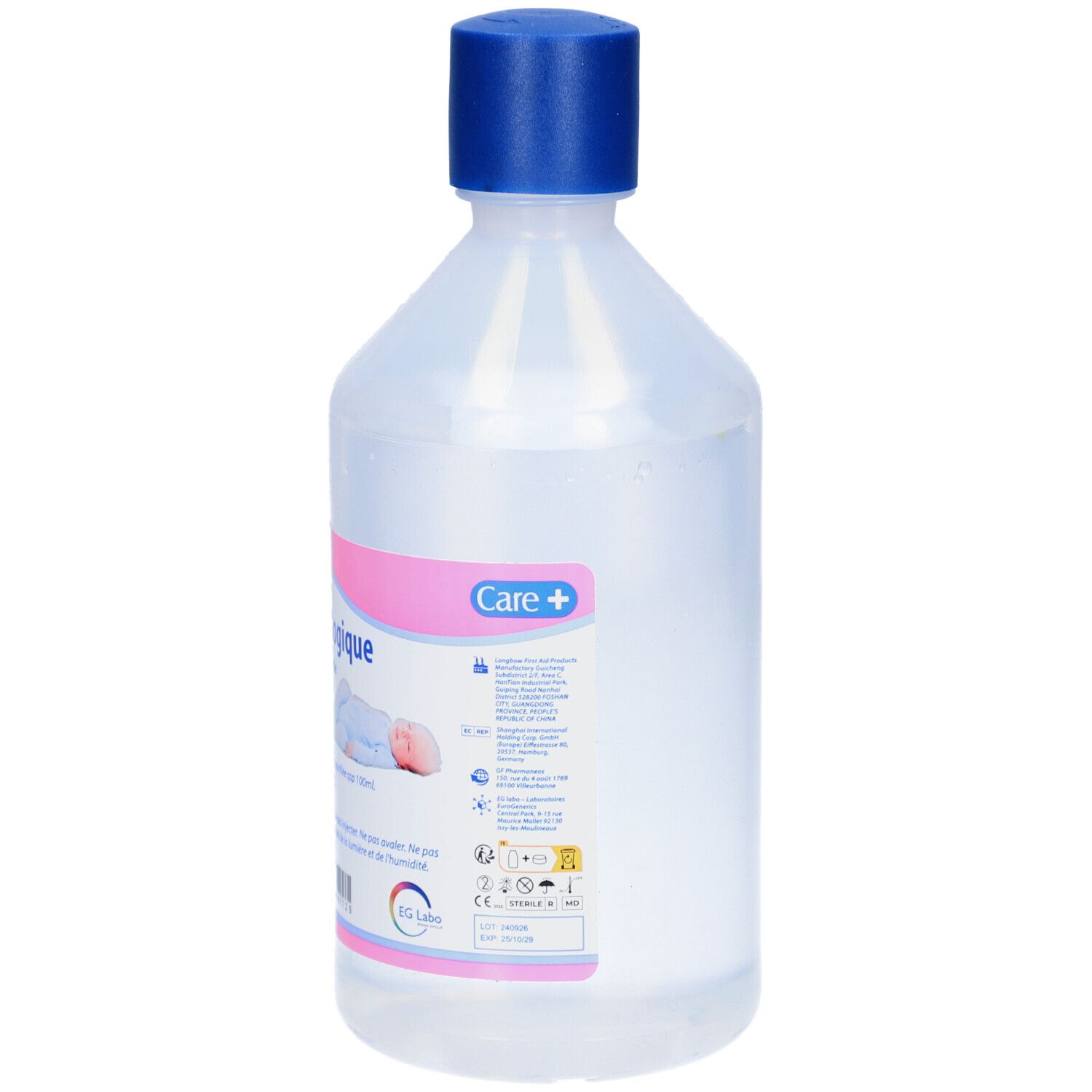 Flacon de sérum physiologique avec bouchon bleu. Étiquette rose avec texte et logo Care+. Détails et symboles.