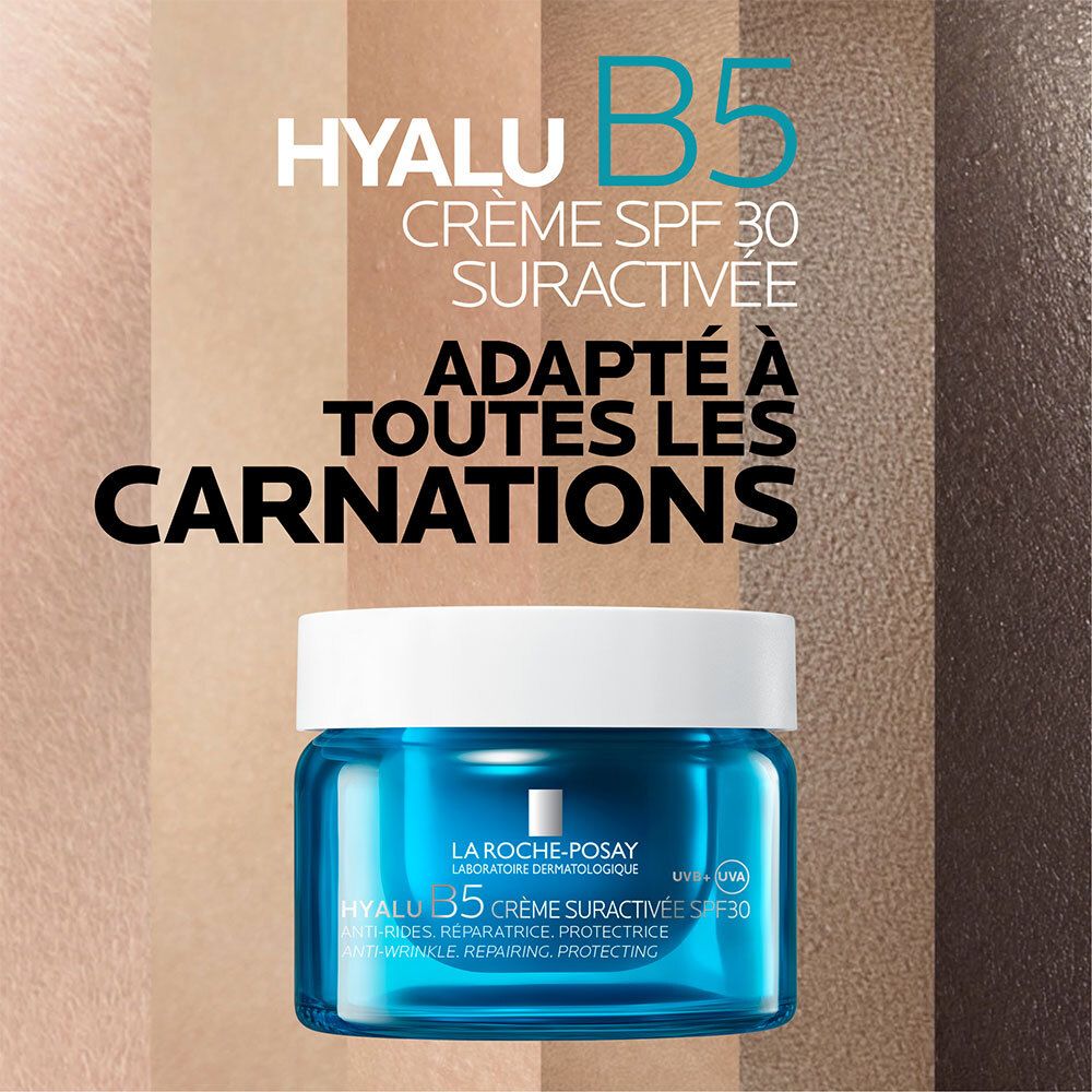 Pot de crème bleu avec couvercle blanc. Texte: HYALU B5 Crème SPF30 Suractivée. Adapté à toutes les carnations. Fond avec tons de peau.