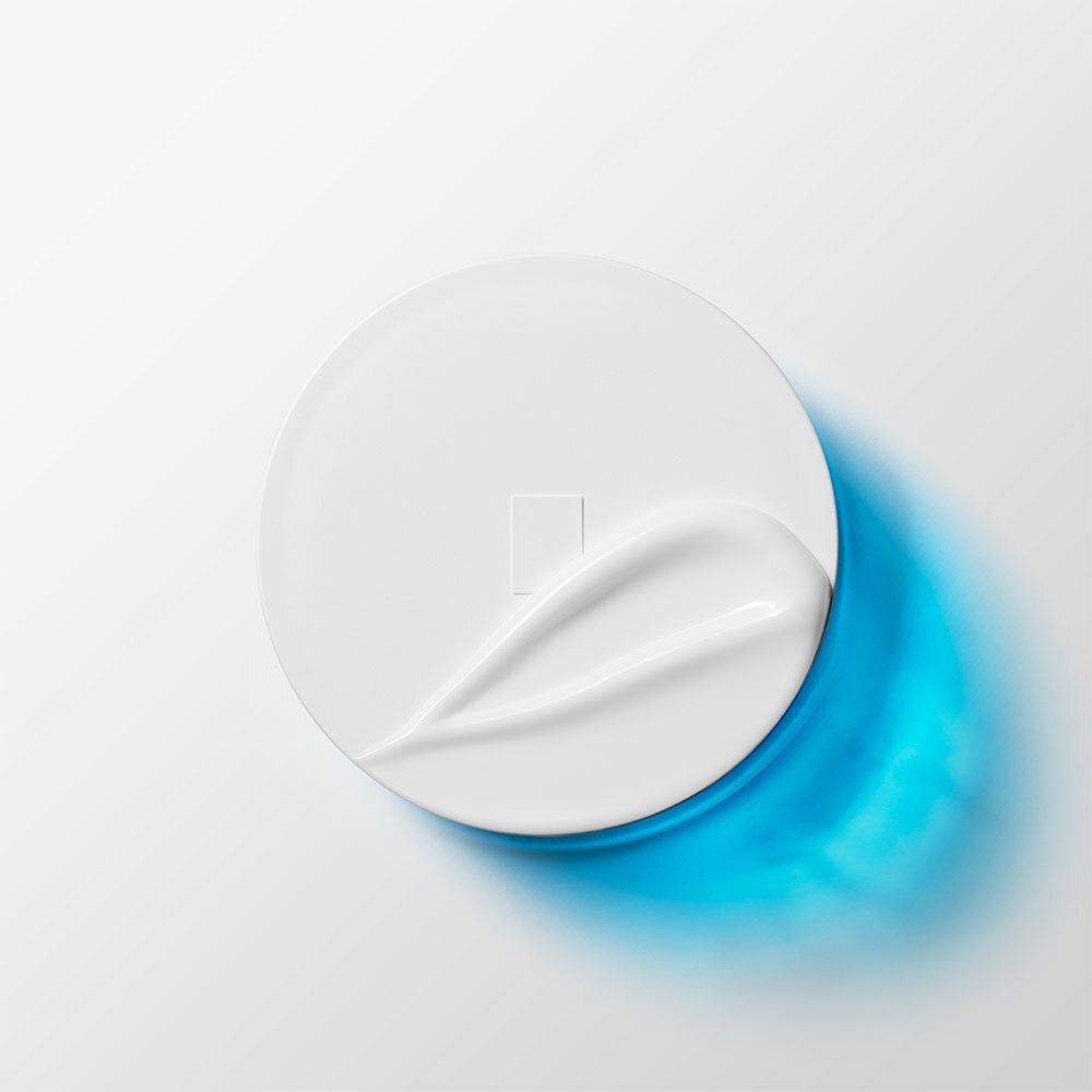 Vue de dessus d'un couvercle blanc avec crème. Ombre bleue.