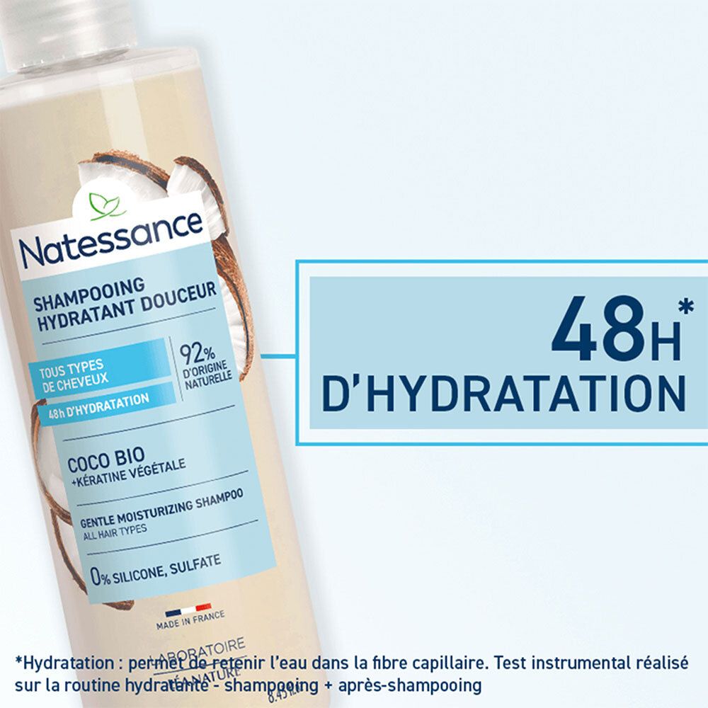 Gros plan sur le flacon de shampoing. Inscription: NATESSANCE Shampoing hydratant douceur coco. 48h D'HYDRATATION.