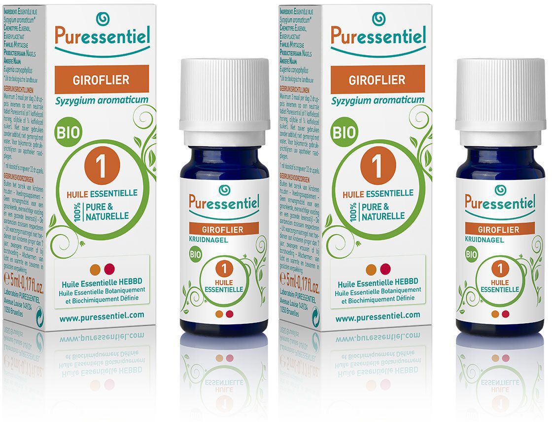 Trois flacons d'huile essentielle avec emballage. Inscription : Puressentiel, Giroflier, BIO. Flacons avec bouchon blanc et flacon en verre bleu.