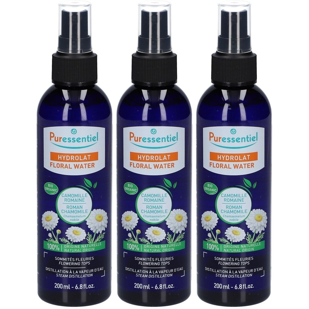 Trois flacons pulvérisateurs bleus avec bouchon noir. Inscription : Puressentiel Hydrolat Floral Water. Étiquette avec fleurs de camomille et texte.