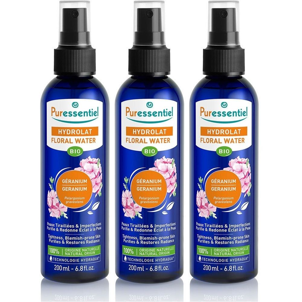 Trois flacons bleus avec vaporisateur noir. Inscription: Puressentiel, Hydrolat Floral Water, Bio. Étiquette avec illustration de géranium.