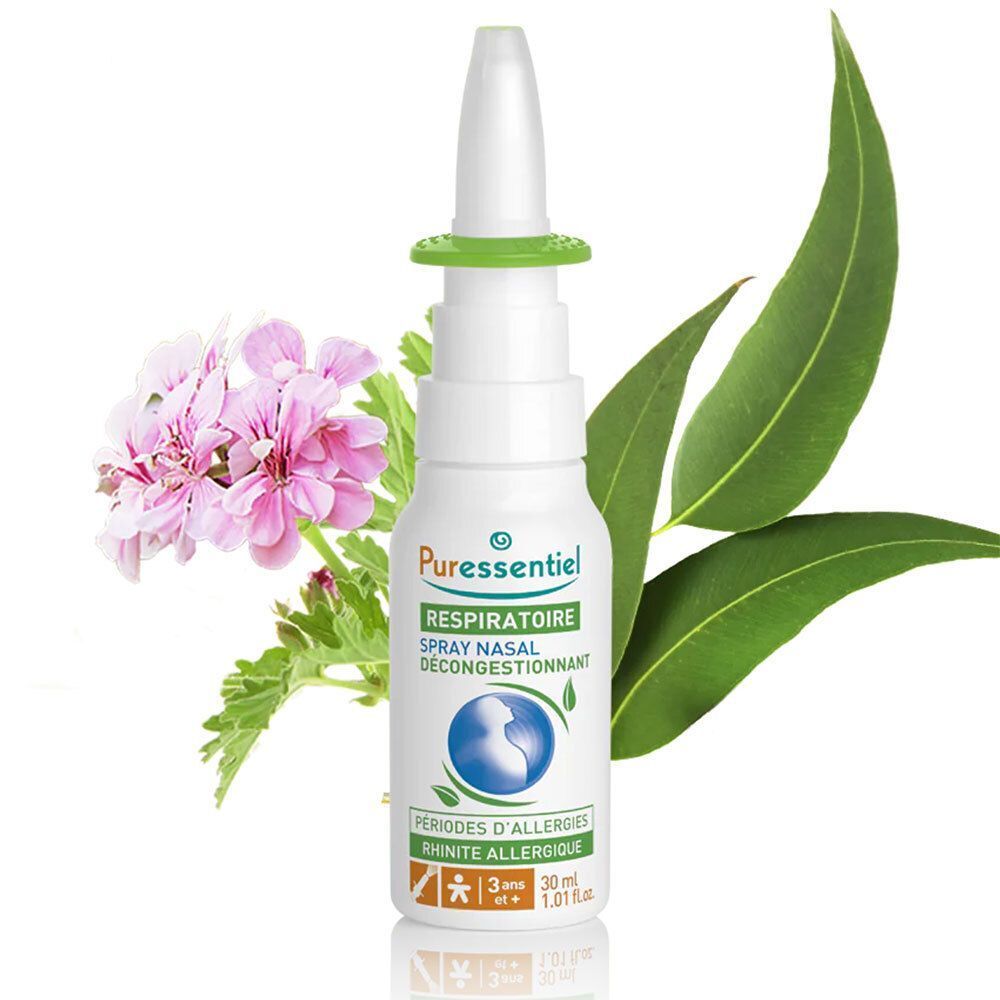 Flacon de spray nasal blanc avec anneau vert. Texte: Puressentiel, RESPIRATOIRE, Spray Nasal Décongestionnant. Fleurs et feuilles en arrière-plan.
