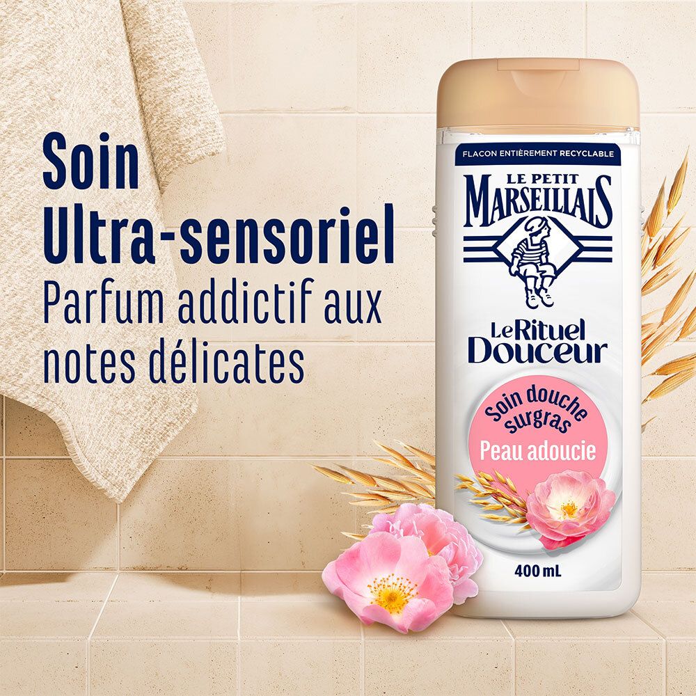 Flacon avec texte: Le Petit Marseillais, Le Rituel Douceur, Soin douche surgras, Peau adoucie. 400 ml. Décor: rose, céréales.