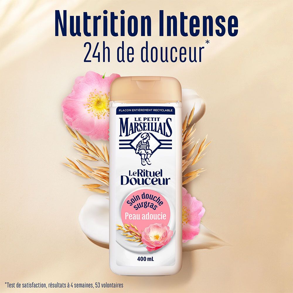 Flacon avec texte: Le Petit Marseillais, Le Rituel Douceur, Soin douche surgras, Peau adoucie. 400 ml. Fond: crème, roses.