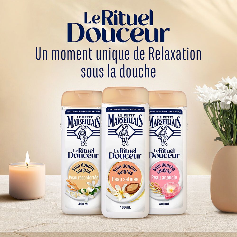 Trois flacons avec texte: Le Petit Marseillais, Le Rituel Douceur, Soin douche surgras. 400 ml. Différentes variantes.