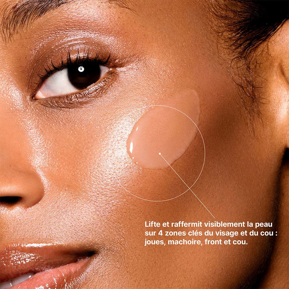 Visage d'une femme avec sérum sur la peau. Texte : Lifte et raffermit visiblement la peau.