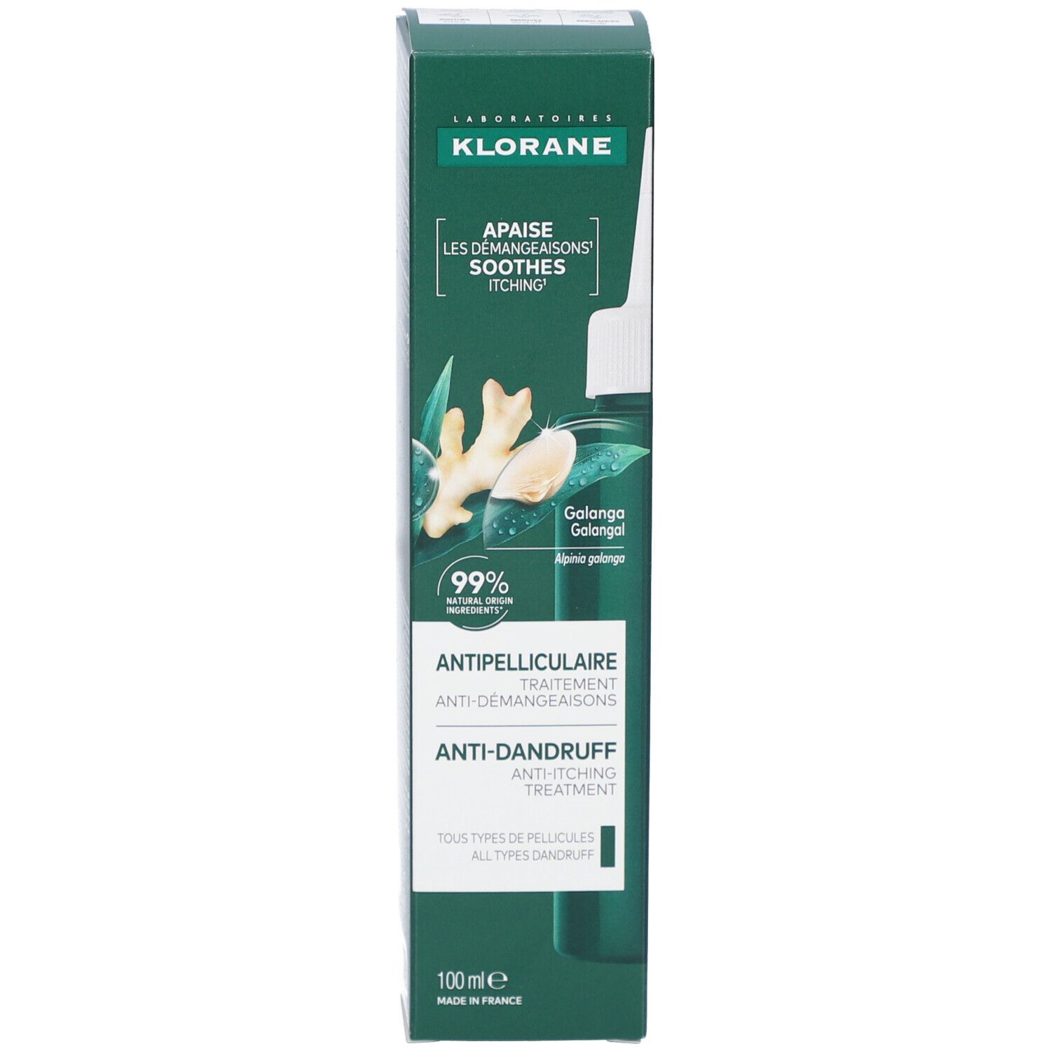 Produit avec emballage. Boîte verte et flacon avec applicateur blanc. Inscriptions: KLORANE, Antipelliculaire, Anti-Démangeaisons.