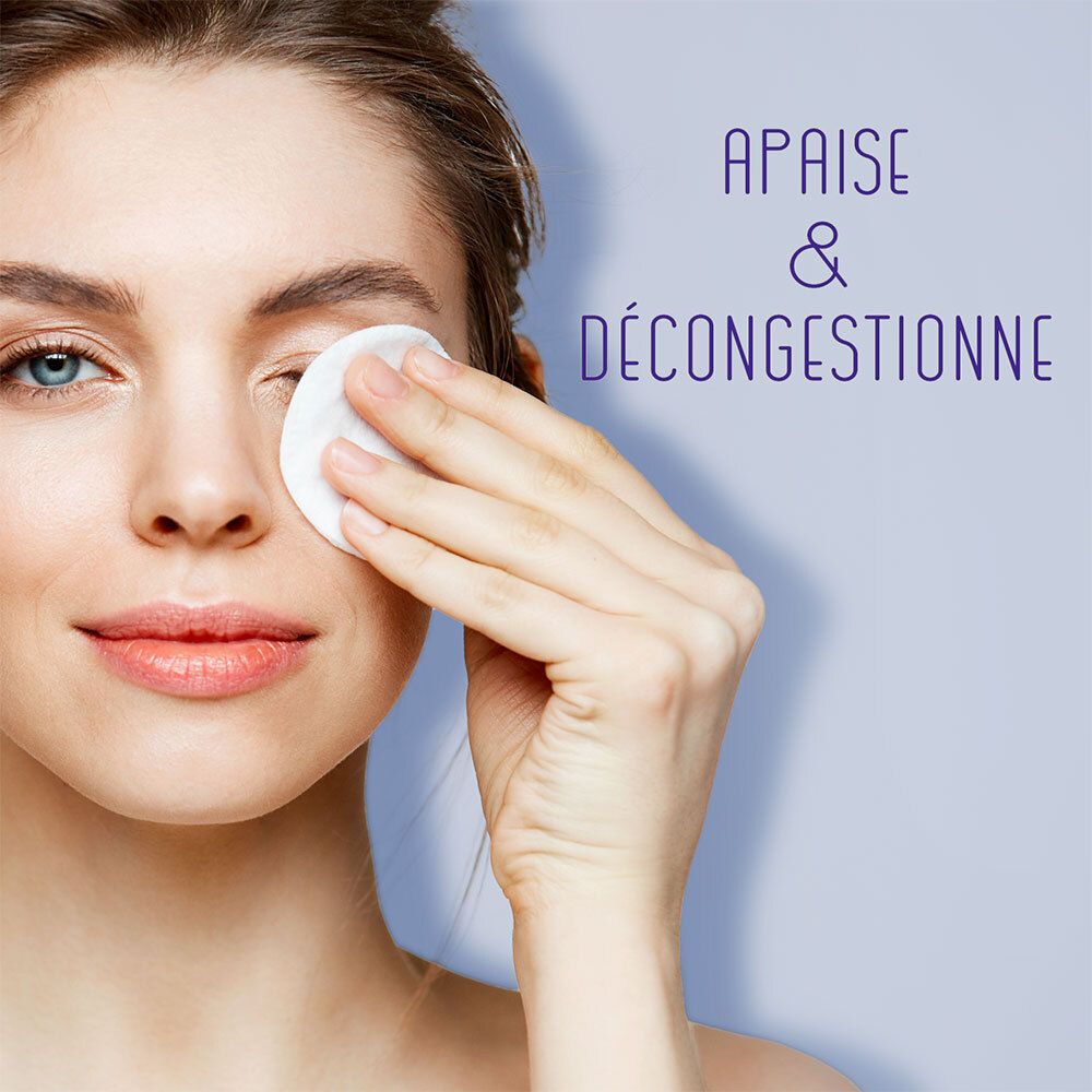 Femme nettoyant son visage avec un coton. Texte: APAISE & DÉCONGESTIONNE.