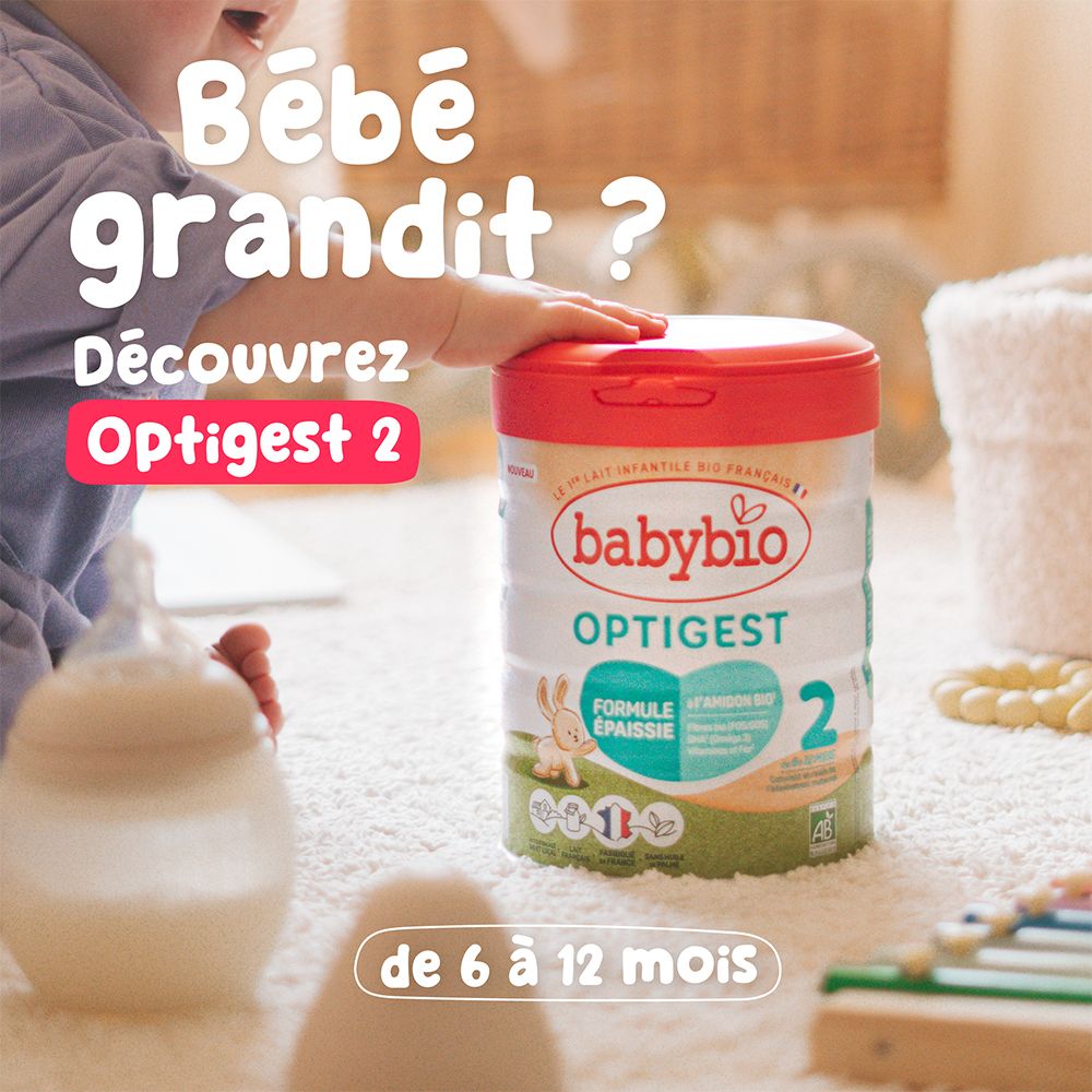 Boîte Babybio Optigest 2. Enfant tenant la boîte. Inscription 'Optigest 2' et 'de 6 à 12 mois'.