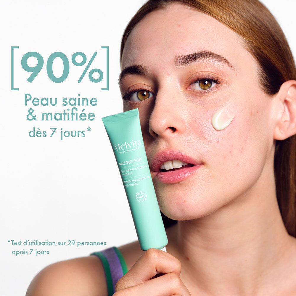 Femme tenant un tube. Crème appliquée sur la peau. Texte : 90% peau saine & matifiée dès 7 jours.