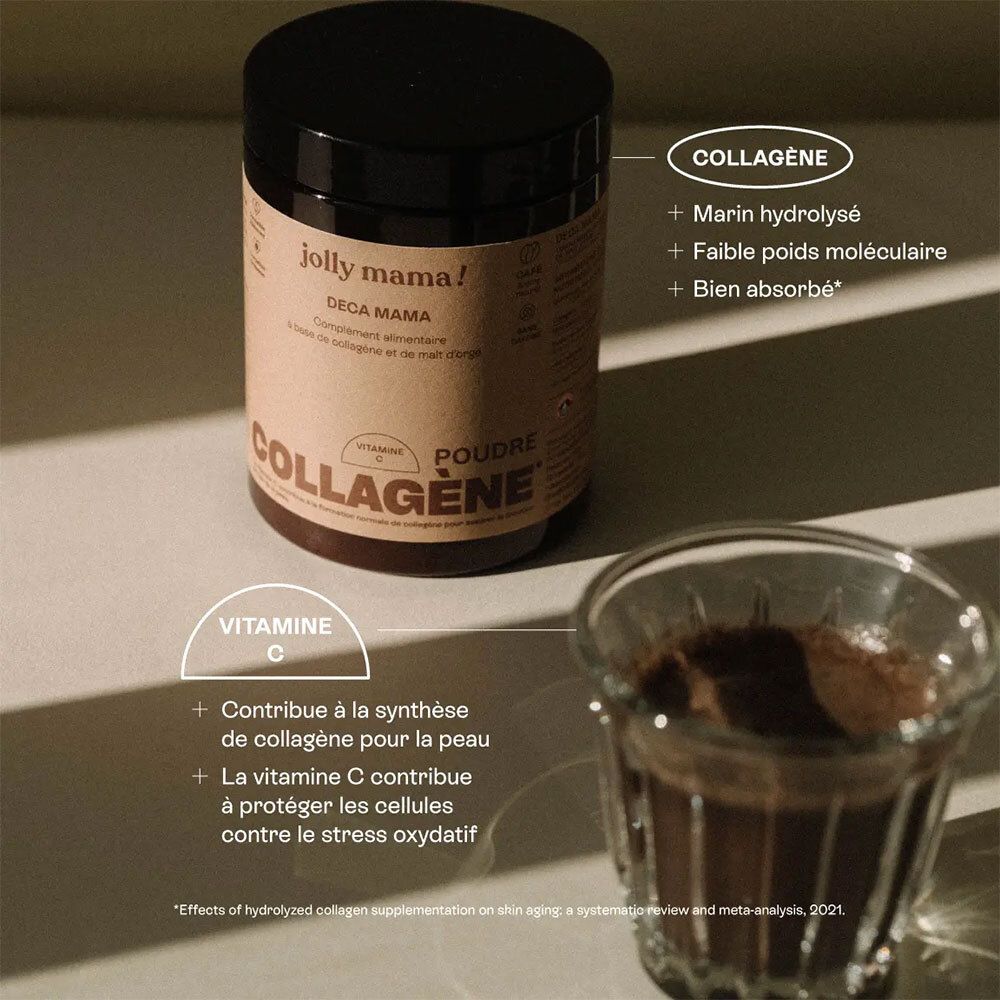 Pot brun avec couvercle noir. Inscription: JOLLY MAMA! DECA MAMA. À côté, verre avec liquide brun.