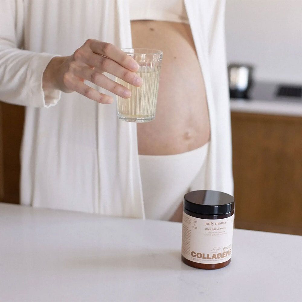 Femme enceinte avec verre de liquide et pot JOLLY MAMA Collagène Mama. Pot avec inscription COLLAGENE.
