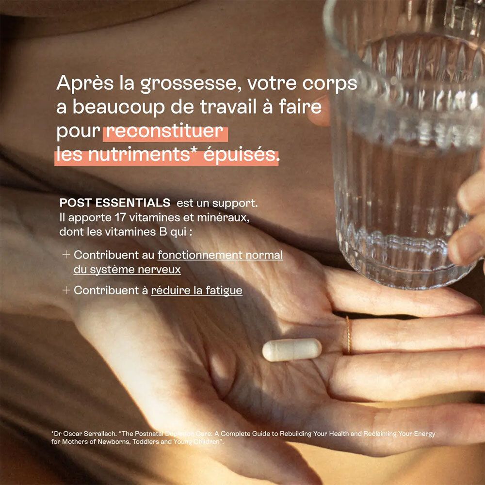 Main tenant un verre d'eau et une gélule. Texte: POST ESSENTIALS, 17 vitamines et minéraux, dont les vitamines B.