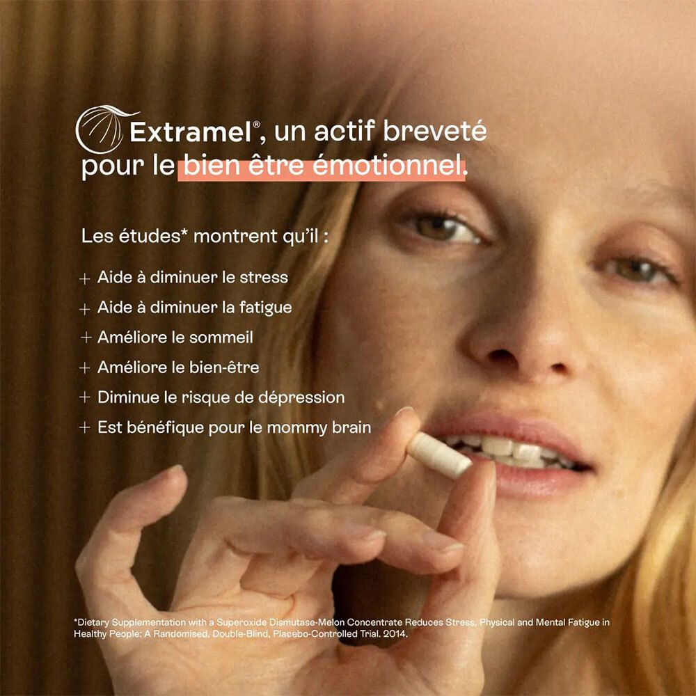 Femme avec une gélule dans la bouche. Texte: Extramel, un actif breveté pour le bien-être émotionnel. Les études montrent des avantages.