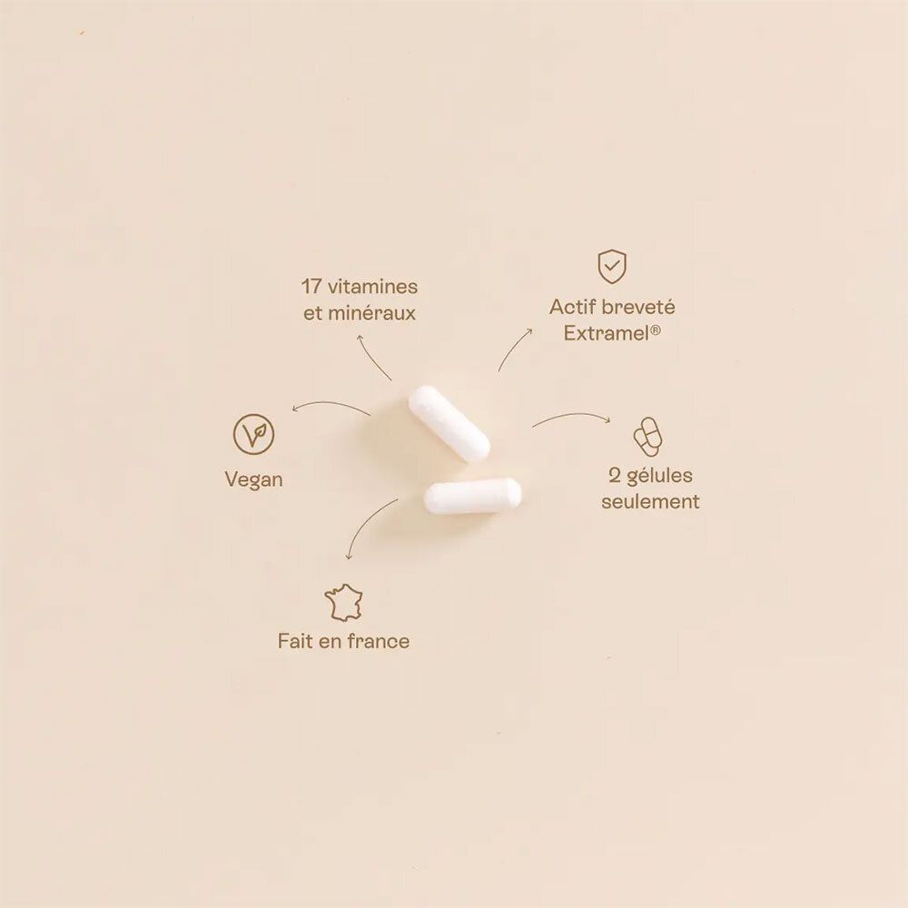 Deux gélules blanches. Texte: 17 vitamines et minéraux, Vegan, Fabriqué en France, Actif breveté Extramel, 2 gélules seulement.
