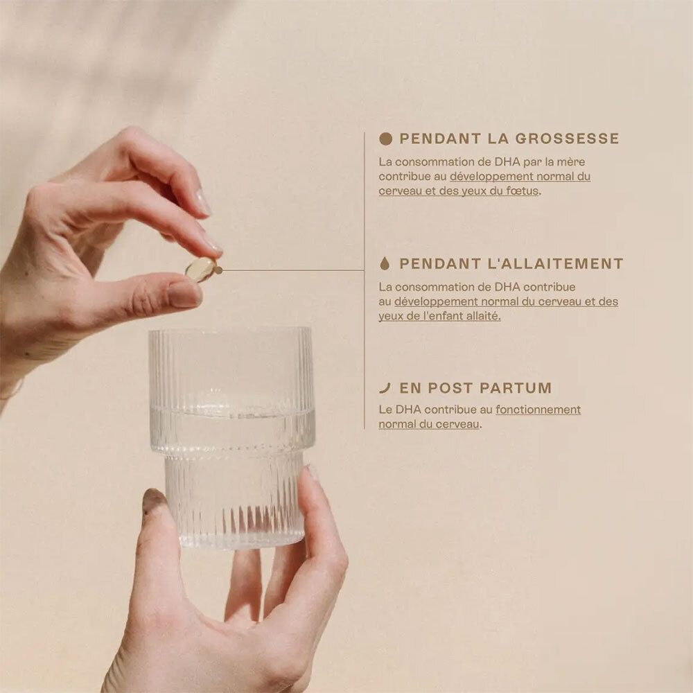 Mains tenant une gélule au-dessus d'un verre d'eau. Texte sur grossesse, allaitement et post-partum.