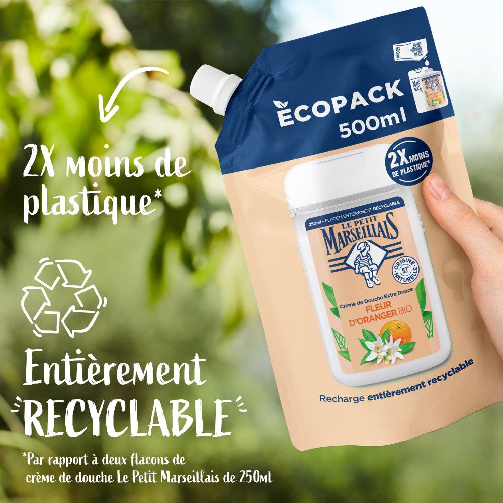 Recharge de 500ml.  "2X moins de plastique" et symbole de recyclage.  "Entièrement RECYCLABLE" en bas.
