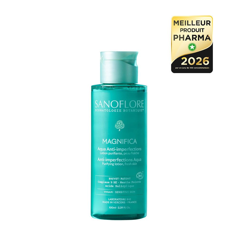 Flacon vert avec étiquette. Texte: SANOFLORE, Magnifica Aqua Anti-Imperfections. Label: Meilleur Produit Pharma 2026.