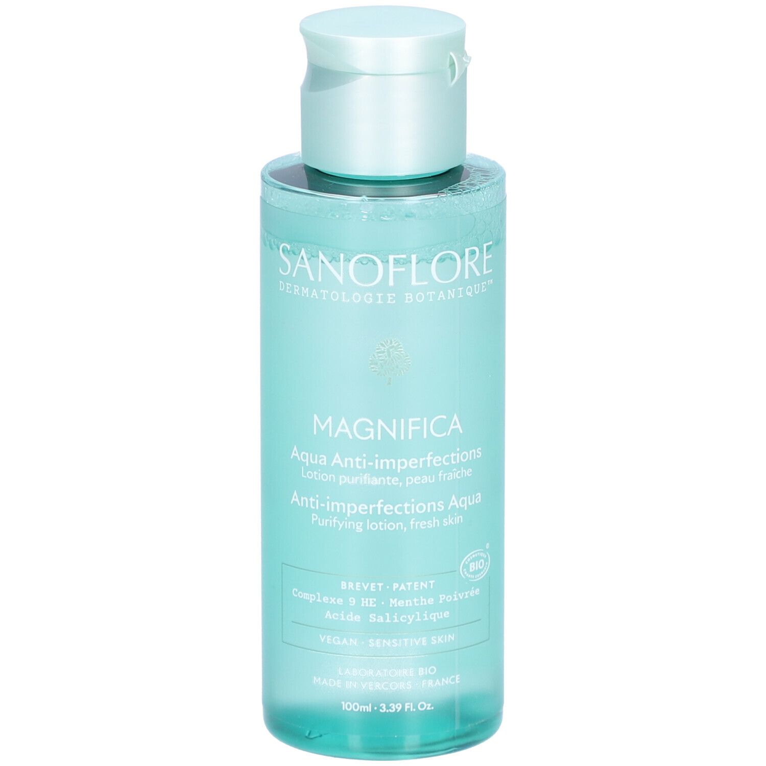 Flacon Aqua Anti-imperfections. Liquide bleu-vert. Inscriptions: SANOFLORE, MAGNIFICA, Aqua Anti-imperfections. Vegan, peau sensible.