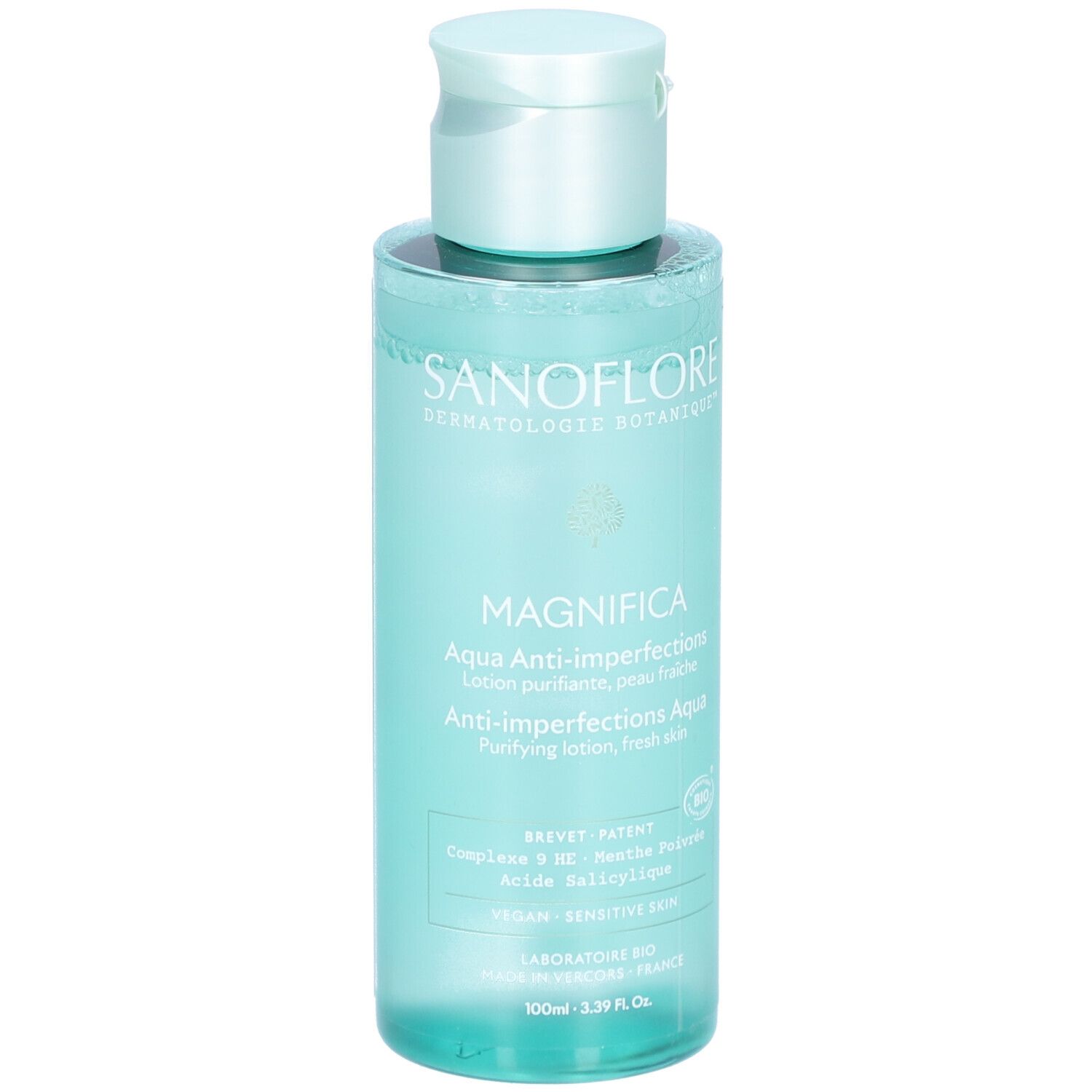 Flacon Aqua Anti-imperfections. Liquide bleu-vert. Inscriptions: SANOFLORE, MAGNIFICA, Aqua Anti-imperfections. Vegan, peau sensible.